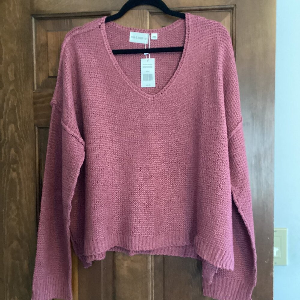 Ladies NWT Mia & Tess Size Medium V-Neck Rose Colored Sweater $50